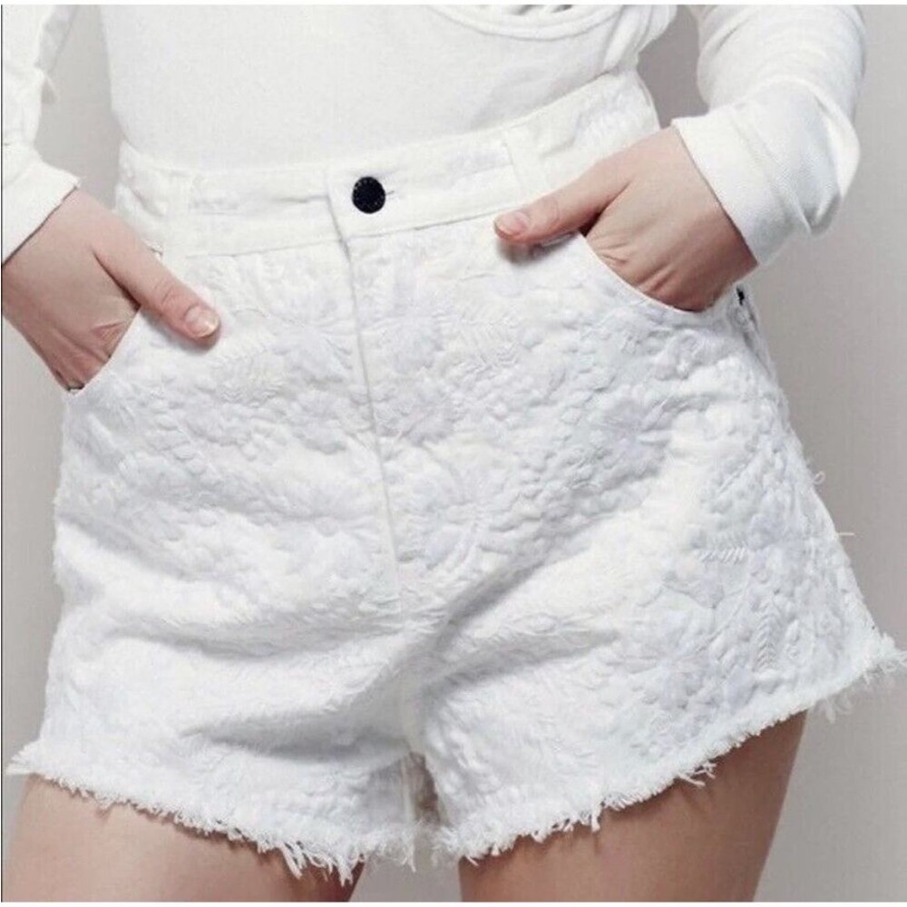 🪽Free People Etienne Field Embroidered White Denim Shorts | 24